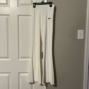 NWT - XS Womens Nike Tight Fit High Rose Full Length Leggings W/Flare Bottoms